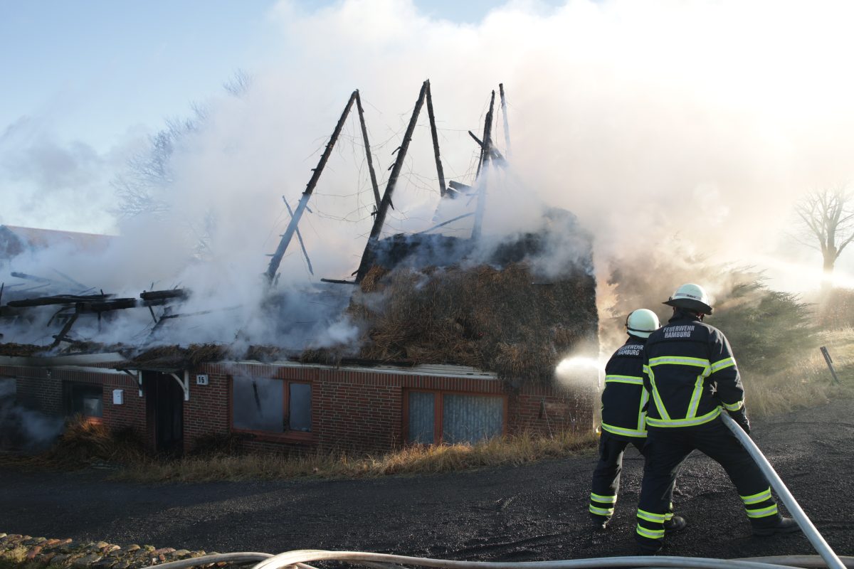 Die Feuerwehr bekÃ¤mpft einen Brand im Ost Krauler Bogen in Hamburg.