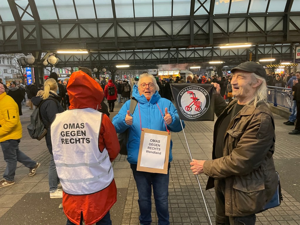 Demonstranten am Hamburger Hauptbahnhof.