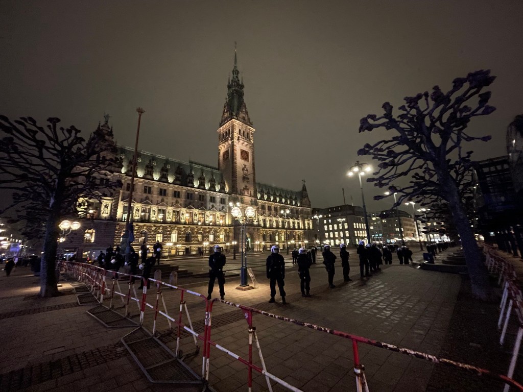 Absperrungen der Polizei zum Rathaus.