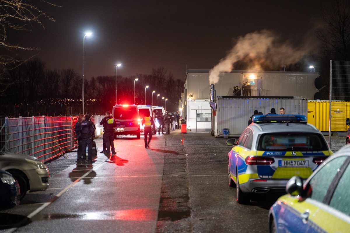 Ein Streit zwischen zwei Familien in einer FlÃ¼chtlingsunterkunft eskaliert.