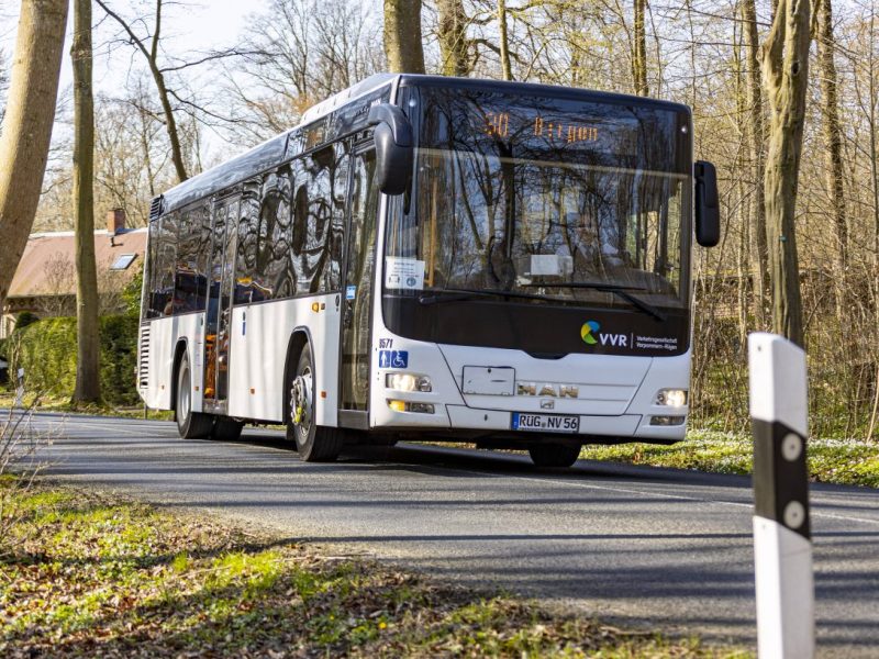 Ein Bus im Landkreis Vorpommern-Ruegen.