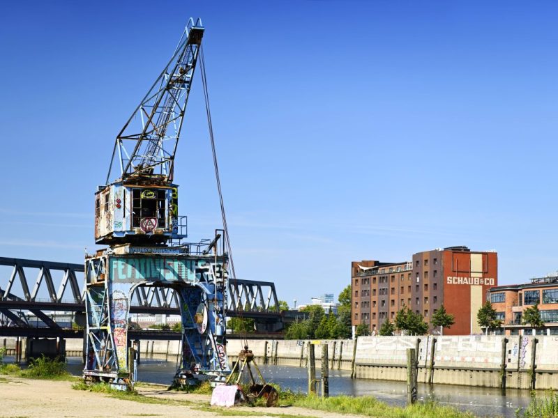 Der Billhafen-Löschplatz mit altem Hafenkran in Rothenburgsort, Hamburg