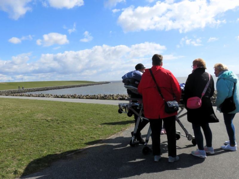 Bettina besuchte gemeinsam mit Freunden, Familie und das Team vom Wünschewagen einen Deich an der Nordsee.