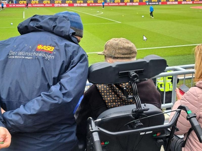 Wilfried besucht das Stadion in Kiel an der Ostsee.