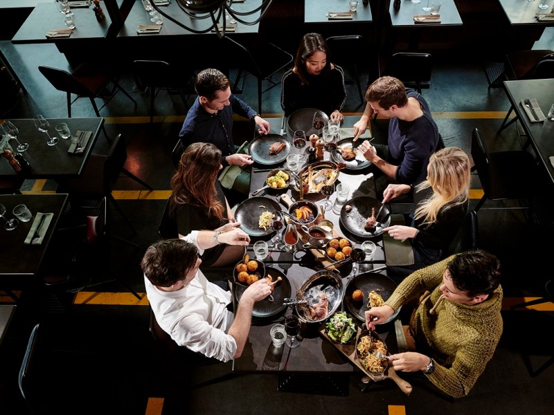 Gruppe sitzt an einem Tisch im Restaurant