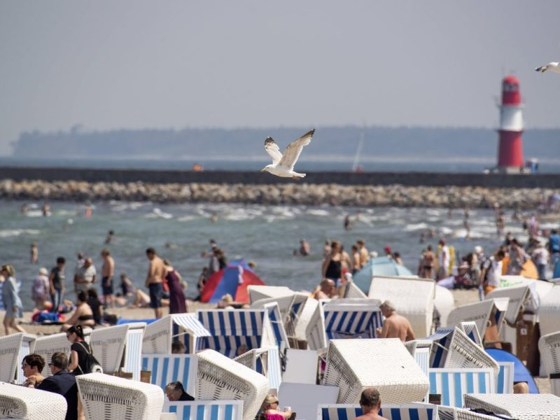 Der Strand in Warnemünde an der Ostsee.