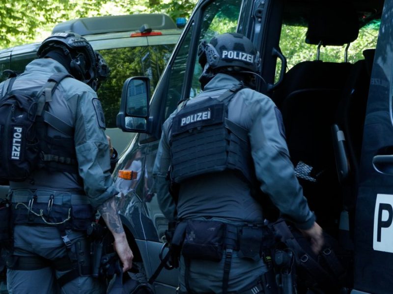 Großer Polizeieinsatz in Hamburg. Ein Mann hatte Benzin in seiner Wohnung verschüttet.